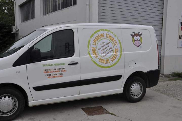 Lettrage adhésif sur voiture Salaise-Sur-Sanne