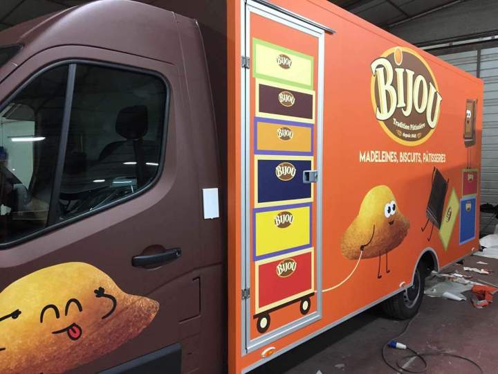 Lettrage adhésif sur voiture Salaise-Sur-Sanne